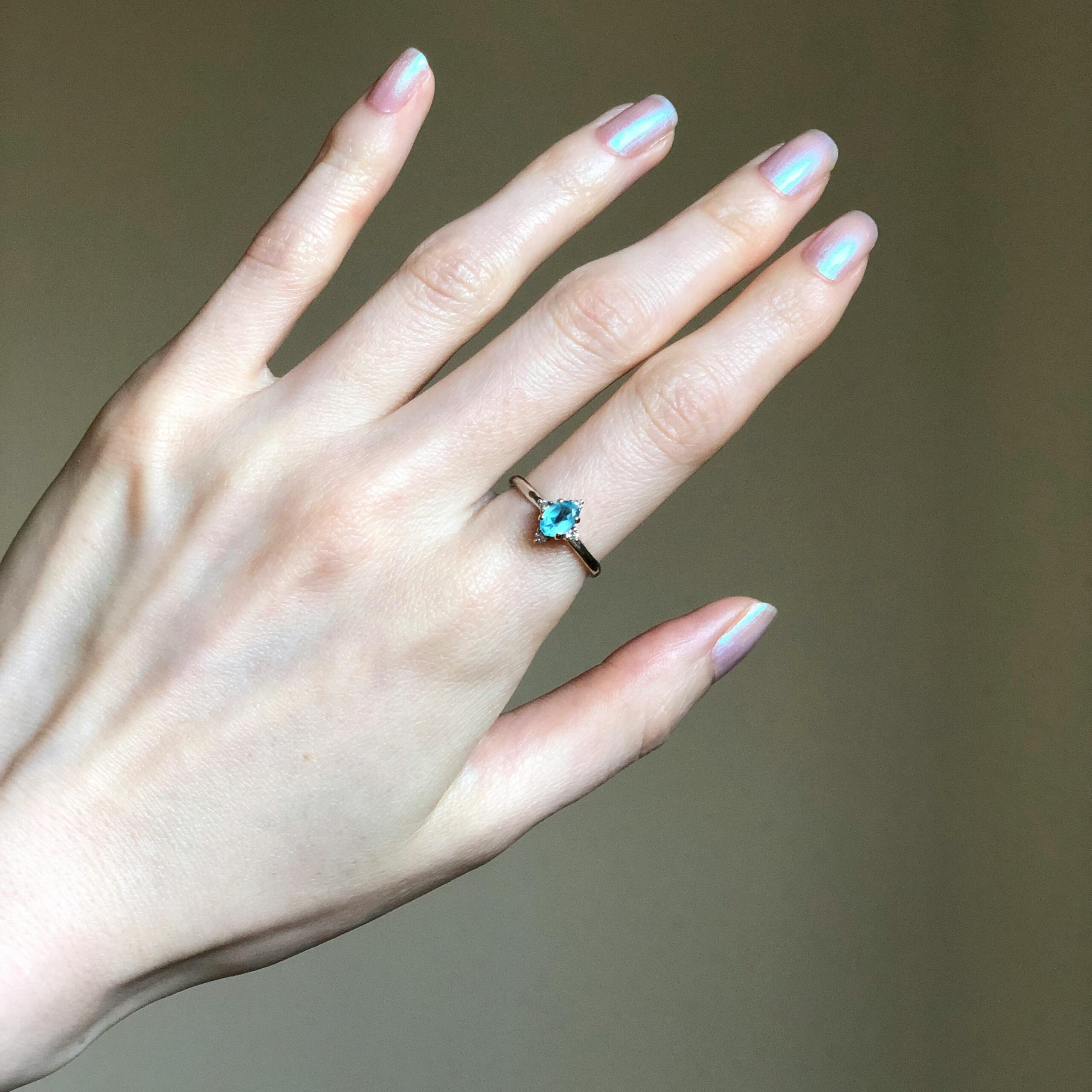 Servicii A close-up shot of a hand displaying a minimalistic gemstone ring, ideal for jewelry and fashion themes.